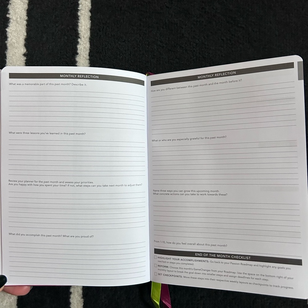 Passion Planner - Year of the Horse Red - Picture 12 of 14